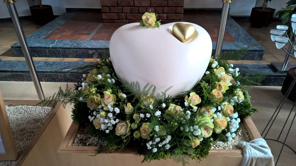 Blumen Schnack Neustadt, Tradition von 100 Jahren, Kirchhofsallee 12, 23730 Neustadt/Holstein, Friedhof, Rudolf Schnack, Joachim Schnack, Blumen, Schnittblumen, Hochzeitsfloristik, Trauerschmuck, Dekoration, Terrassenbepflanzung, Fleurop