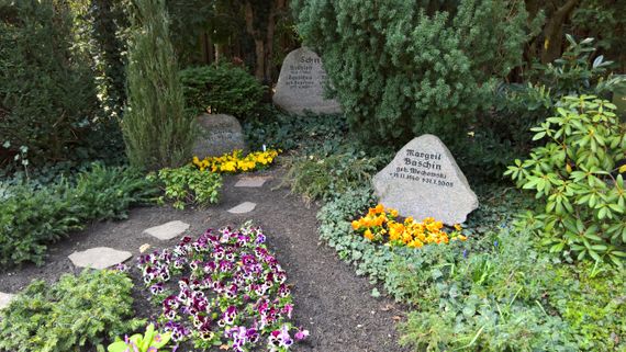 Blumen Schnack Neustadt, Tradition von 100 Jahren, Kirchhofsallee 12, 23730 Neustadt/Holstein, Friedhof, Rudolf Schnack, Joachim Schnack, Blumen, Schnittblumen, Hochzeitsfloristik, Trauerschmuck, Dekoration, Terrassenbepflanzung, Fleurop